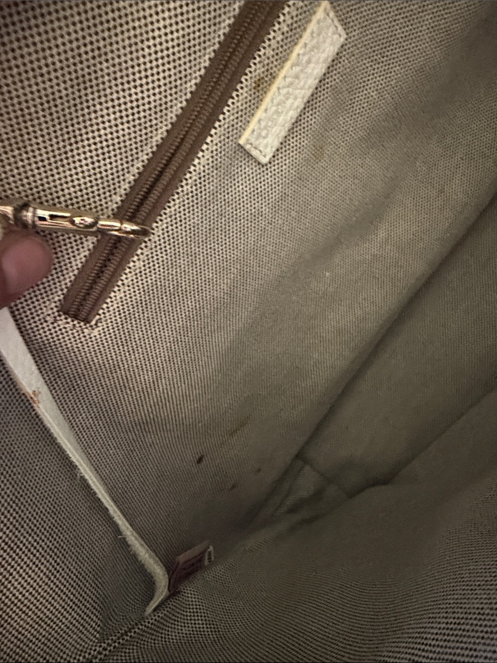 White Dooney & Bourke Pebbled Tote zipper with Front Pocket Detailing - Picture 6 of 7